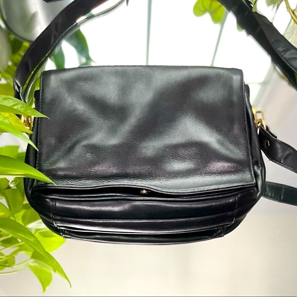 Giani Bernini Bag Leather Almost New Gold Pockets Shoulder Bag Big Purse - (EUC) - Picture 2 of 12